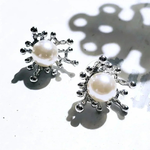 Abstract Art Silver Off White Starburst Glass Pearl Platinum Plate Stud Earrings - Picture 7 of 8